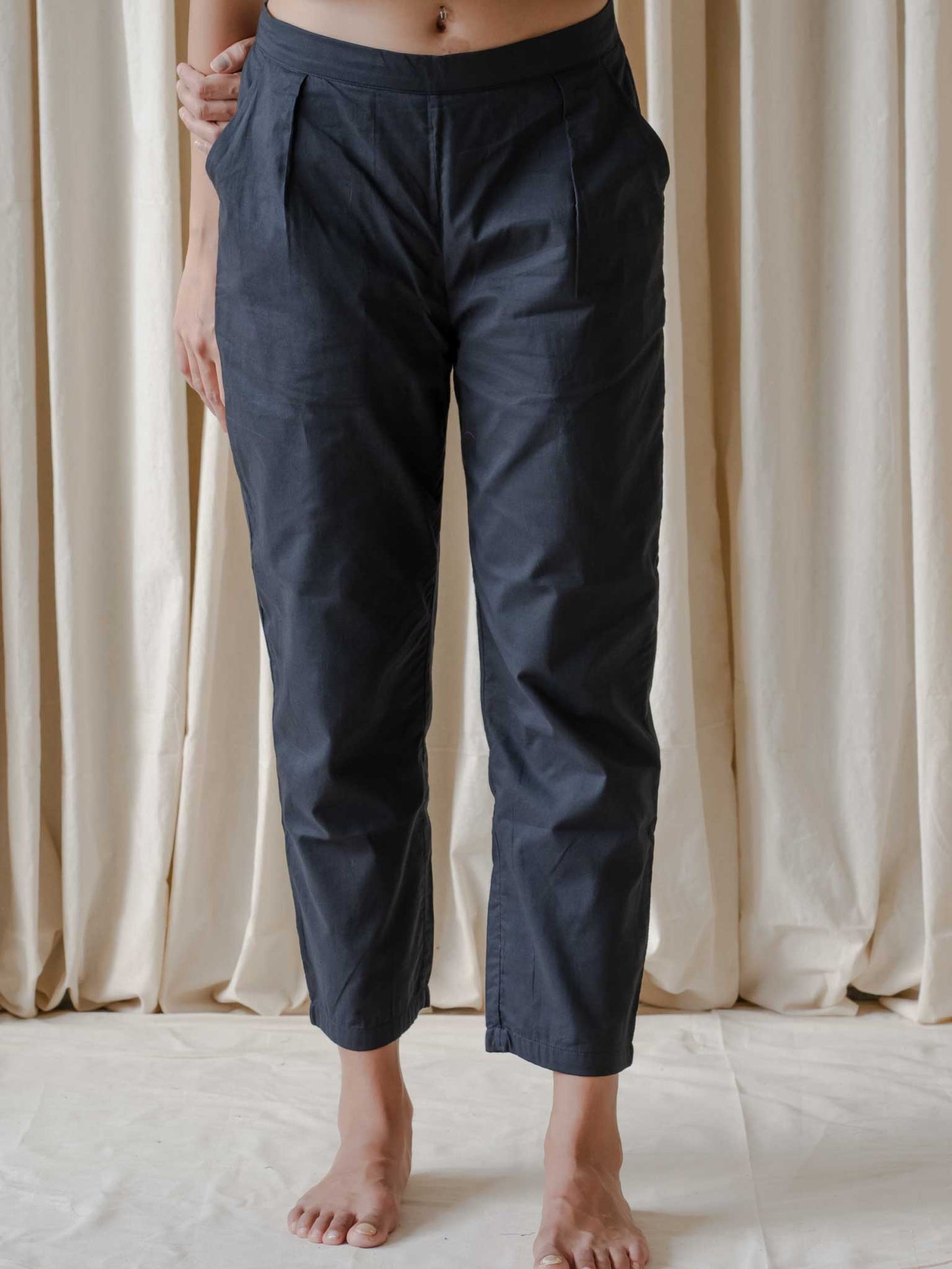 Margaret Black Solid Narrow trousers